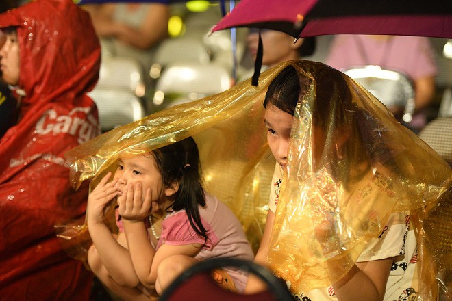 Người lớn, trẻ nhỏ Hà Nội đội mưa khai trương phố đi bộ Trịnh Công Sơn